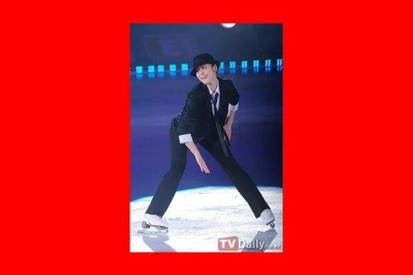 短道速滑世界杯刘少昂五百米冲金与韩国选手赛场较量分析